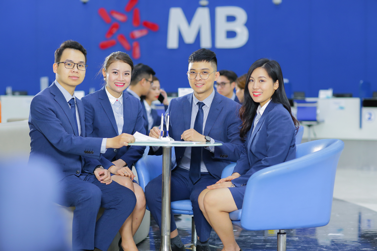 Đội ngũ nhân viên MB Bank sẵn sàng hỗ trợ khách hàng trong quá trình chuyển tiền