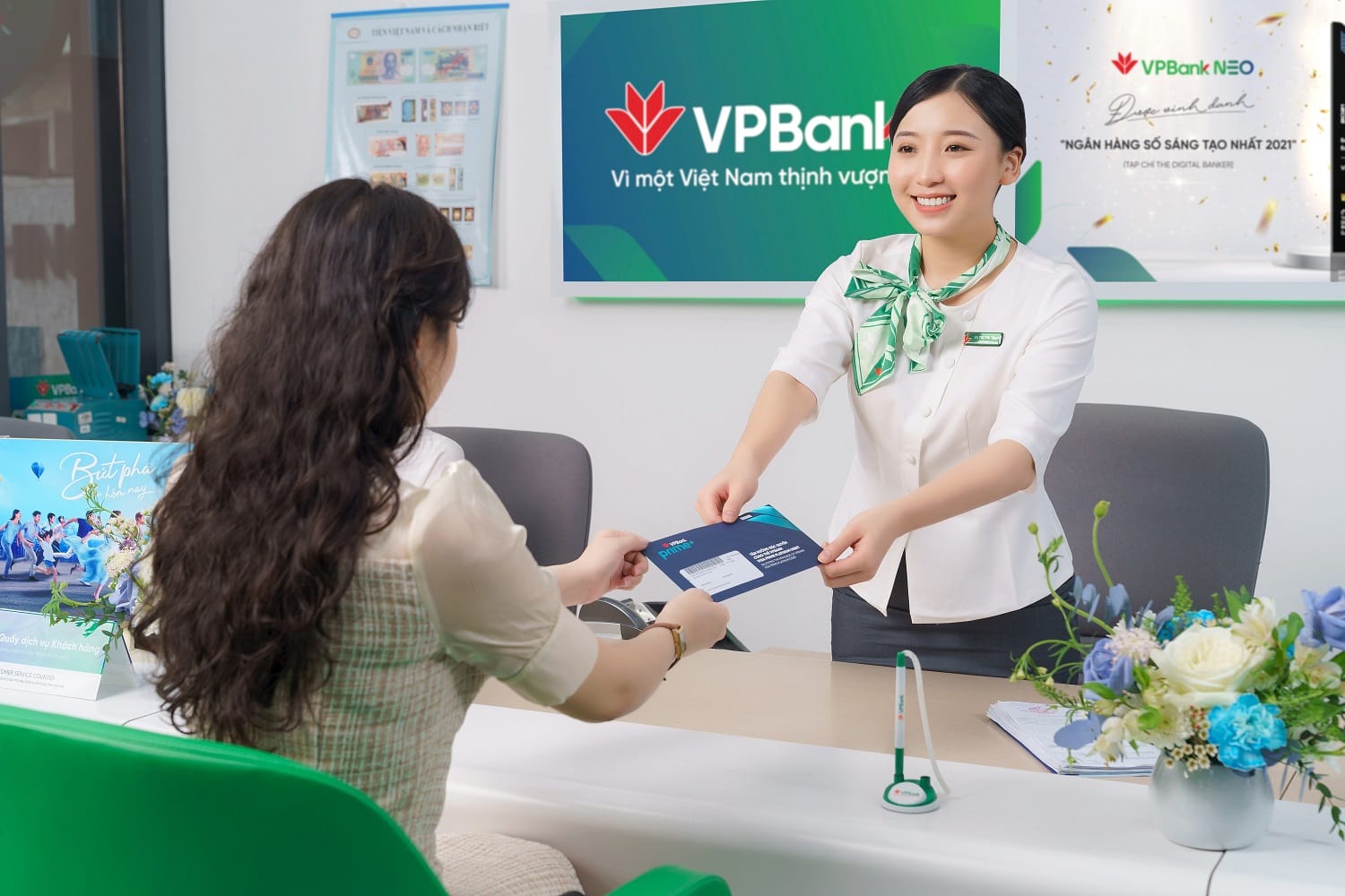 Vay vốn tại quầy giao dịch ở ngân hàng VPBank