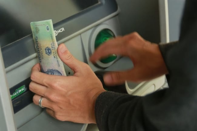 Khách hàng rút tiền mặt tại cây ATM