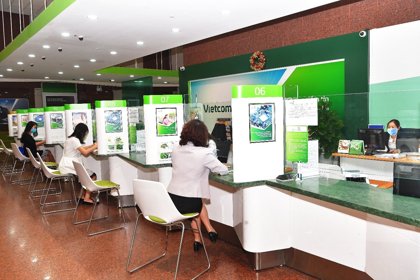 Khách hàng đăng ký mở thẻ tín dụng tại quầy giao dịch của Vietcombank