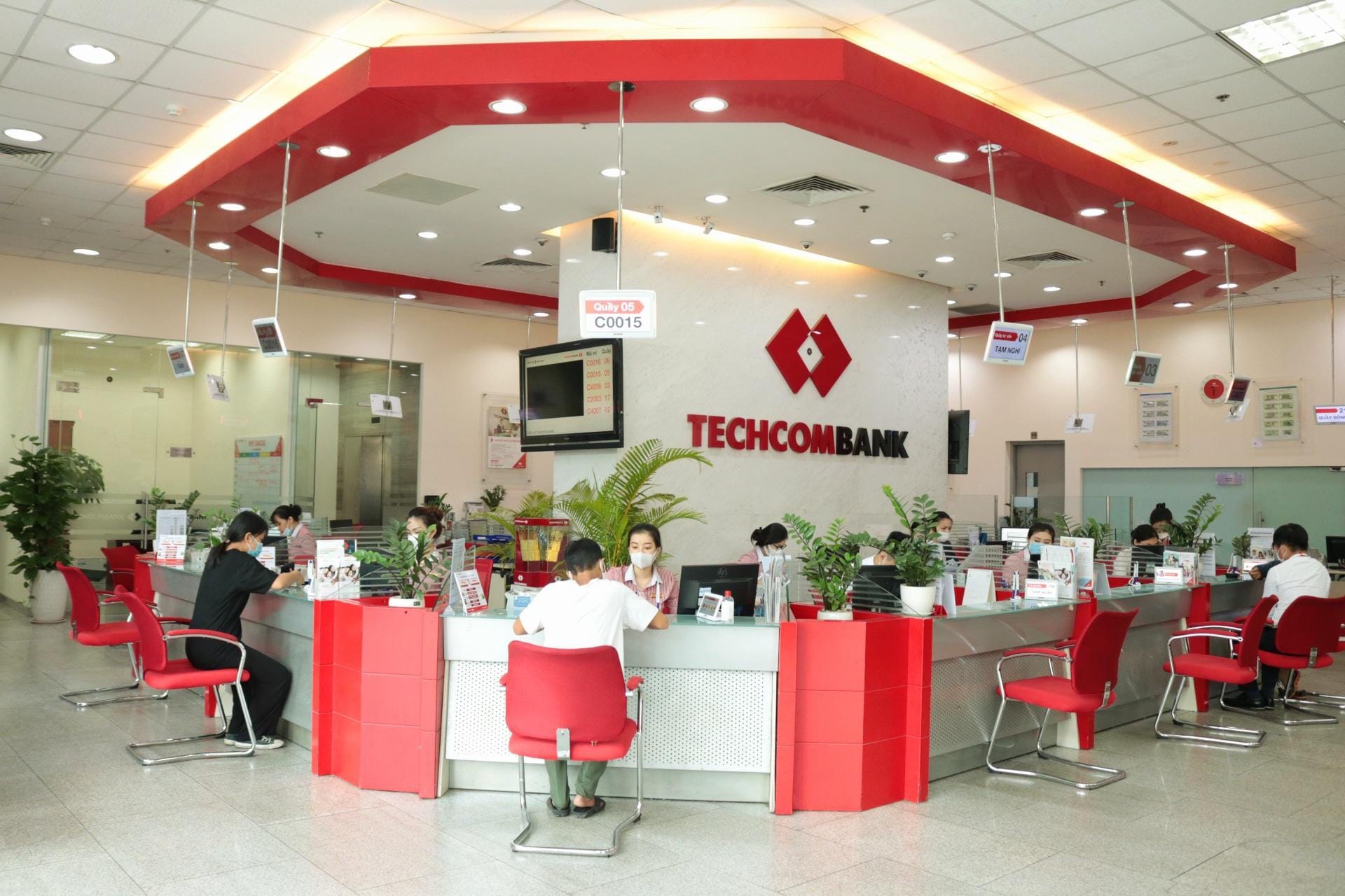 Quầy giao dịch Techcombank được thiết kế hiện đại và sang trọng