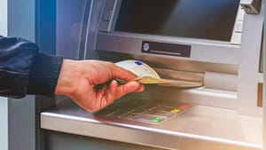 Cách nạp tiền vào thẻ ATM và những điều cần lưu ý