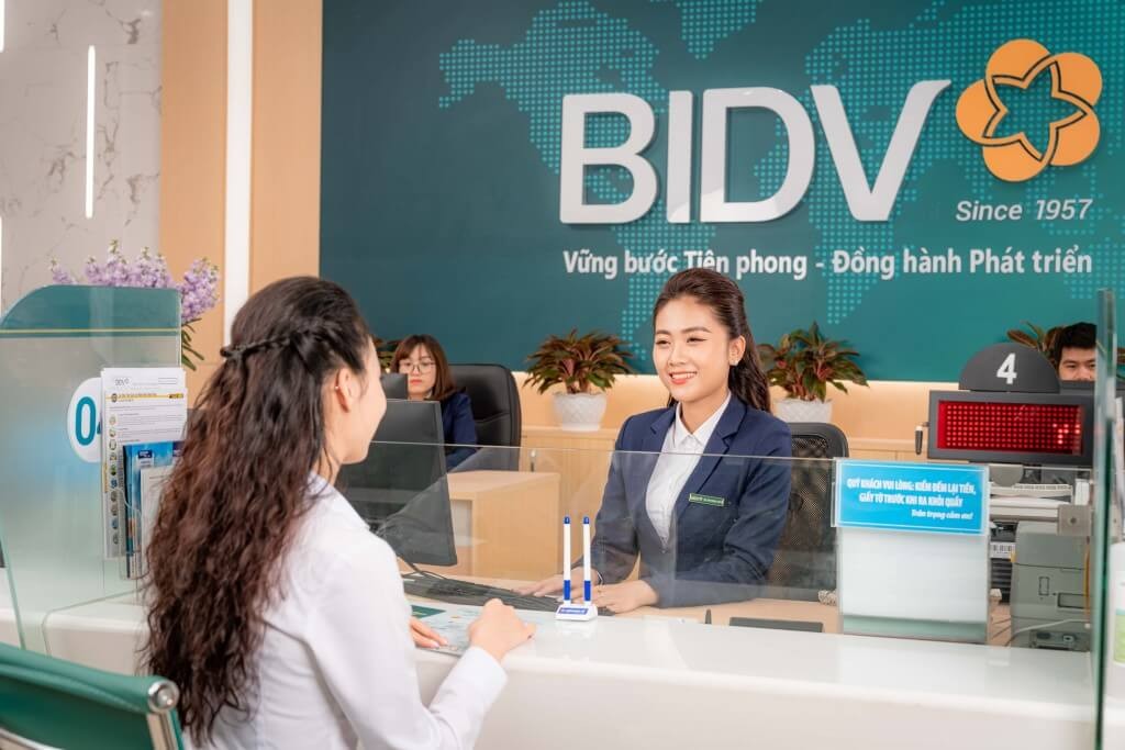 Alt: Giao dịch tại quầy ngân hàng BIDV