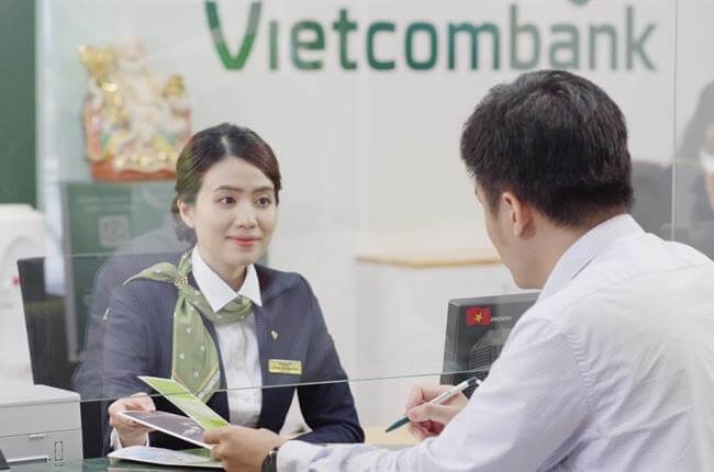 Phí rút tiền mặt Vietcombank tại quầy giao dịch